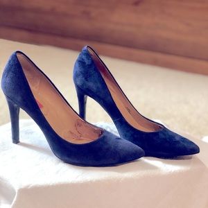 Pair of Issac Mizrahi navy suede heels.